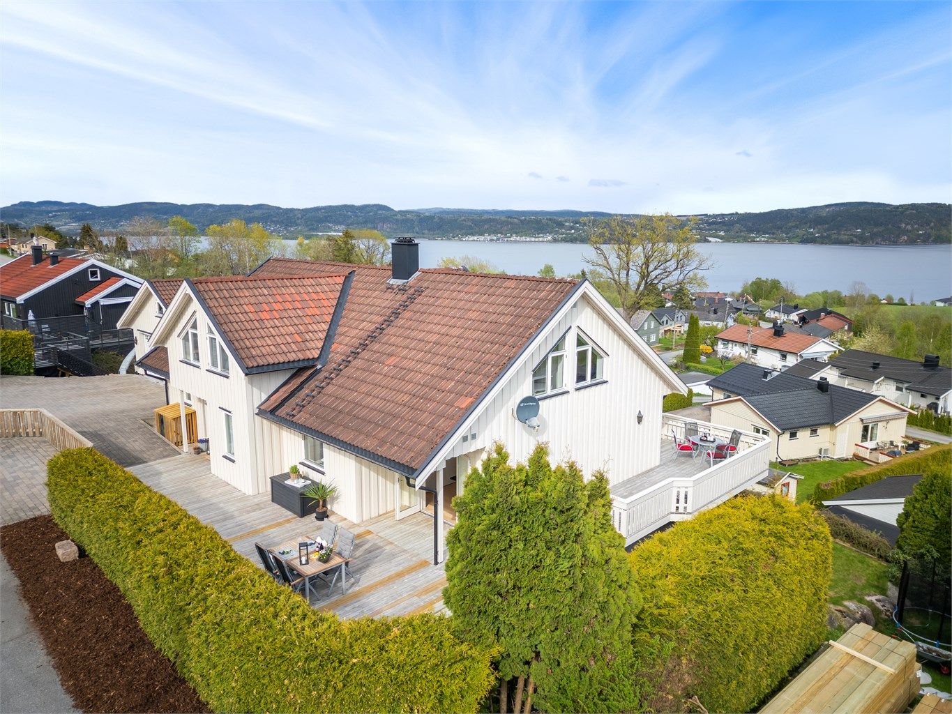 Moderne, innbydende og innholdsrik bolig med 3 etasjer