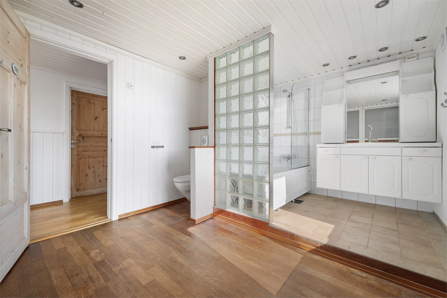 Innredningen består av et vegghengt servantskap med heldekkende servant, ett-greps armatur, speil med overlys og praktisk skapplass.