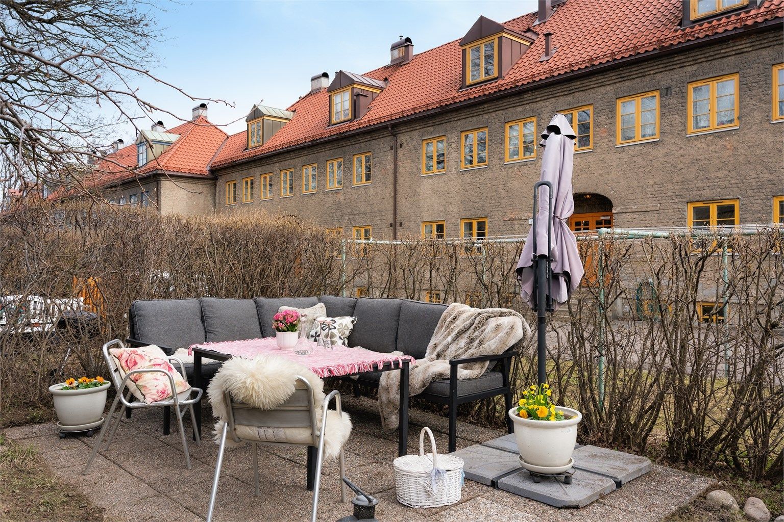 Leiligheten har en egen hageparsell med trivelige sitteplasser og nydelig beplantning. 