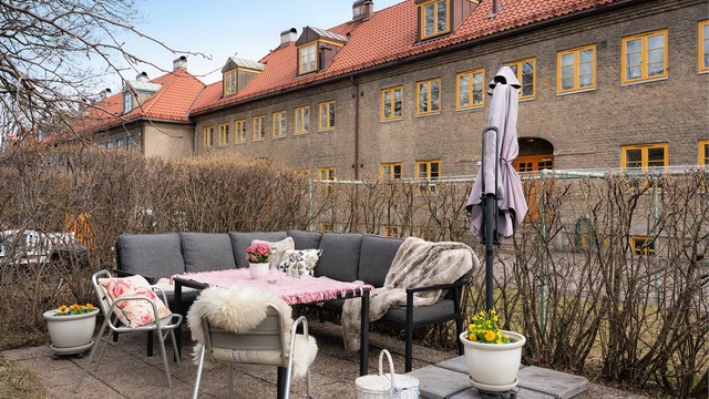 Leiligheten har en egen hageparsell med trivelige sitteplasser og nydelig beplantning.