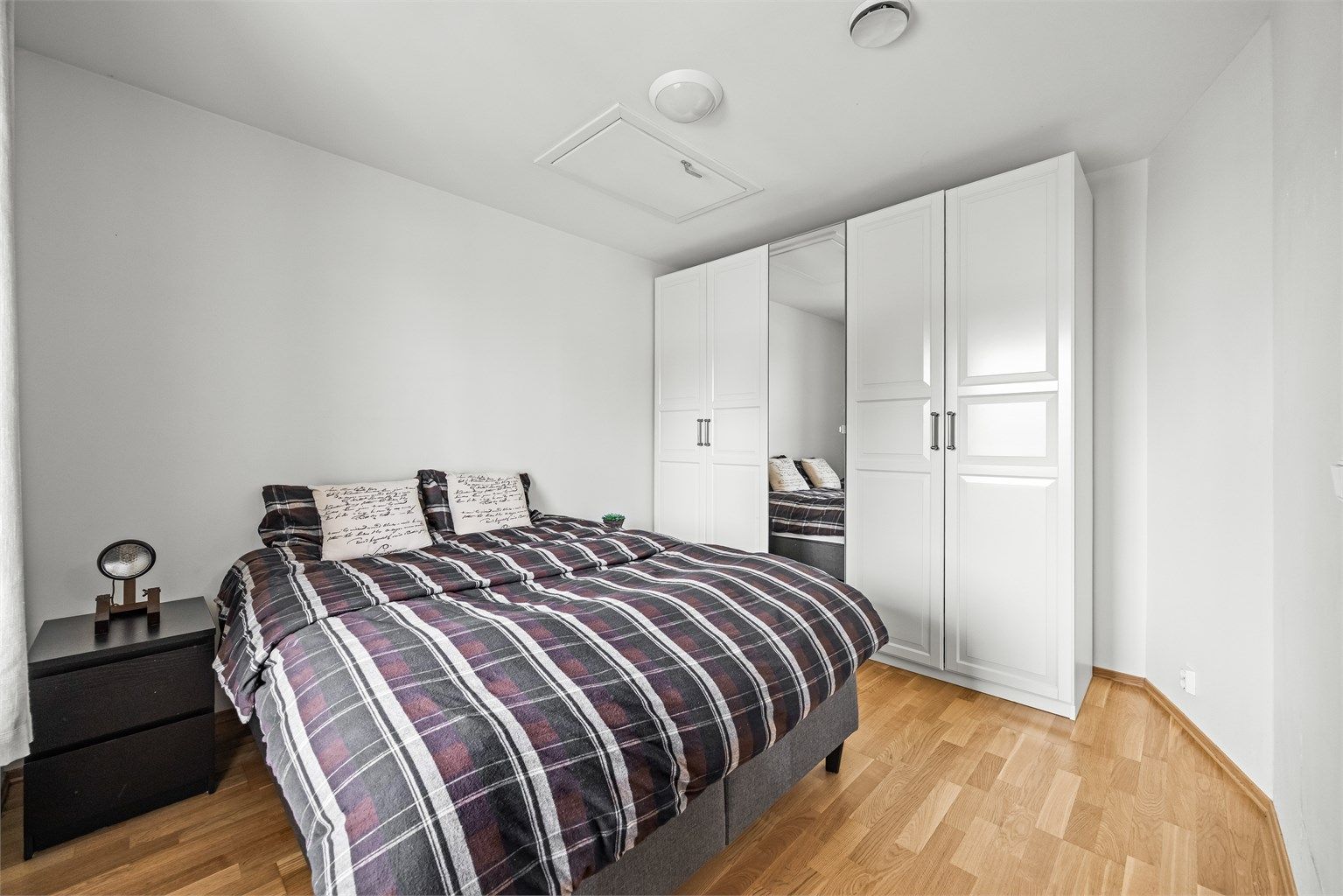 Soverommet har god plass til dobbeltseng og en stor garderobeløsning med speildør.