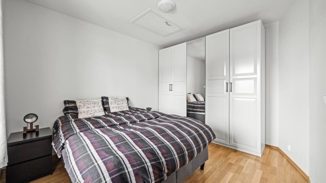 Soverommet har god plass til dobbeltseng og en stor garderobeløsning med speildør.