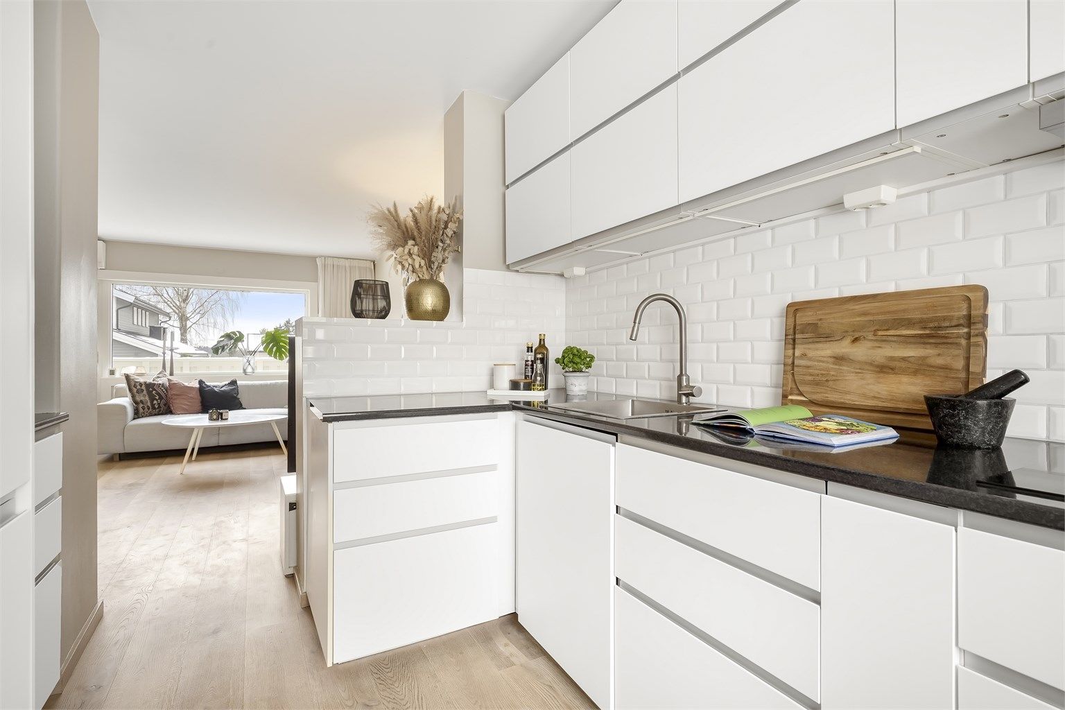 Både stikkontakter og underskapsbelysning er installert.