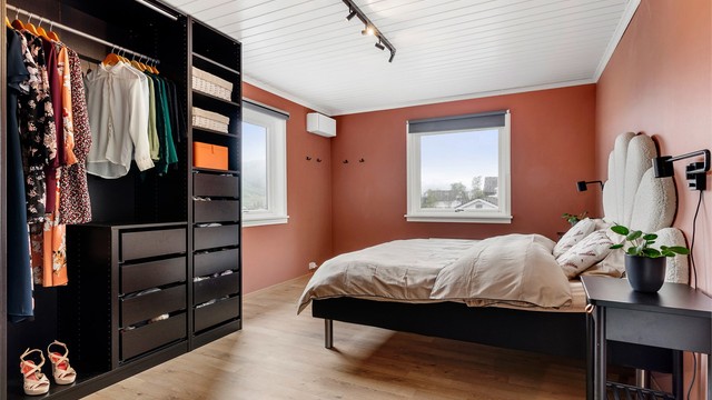 SoveromHovedsoverommet er på ca 16m², noe som gir god plass til dobbeltseng og nattbord. På begge sider av sengen er det vegghengte lamper. Rommet har montert egen miniventilasjon