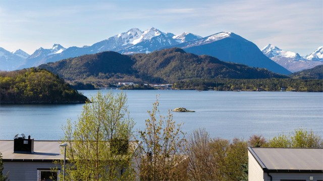 Eiendomsmegler/Partner Elisabeth Skjold har gleden av å presentere en attraktiv boligtomt i populært boligområde med flott utsikt beliggende i Nedre Furmyrhatlen på Åse/Furmyra