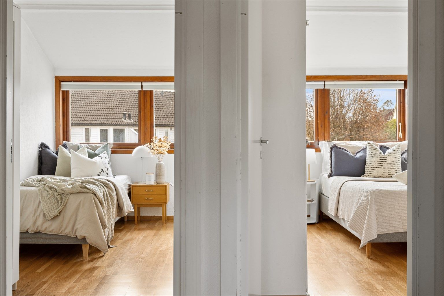 Soverom II  og III er ganske like i størrelse og har begge plass til seng og skap. 
