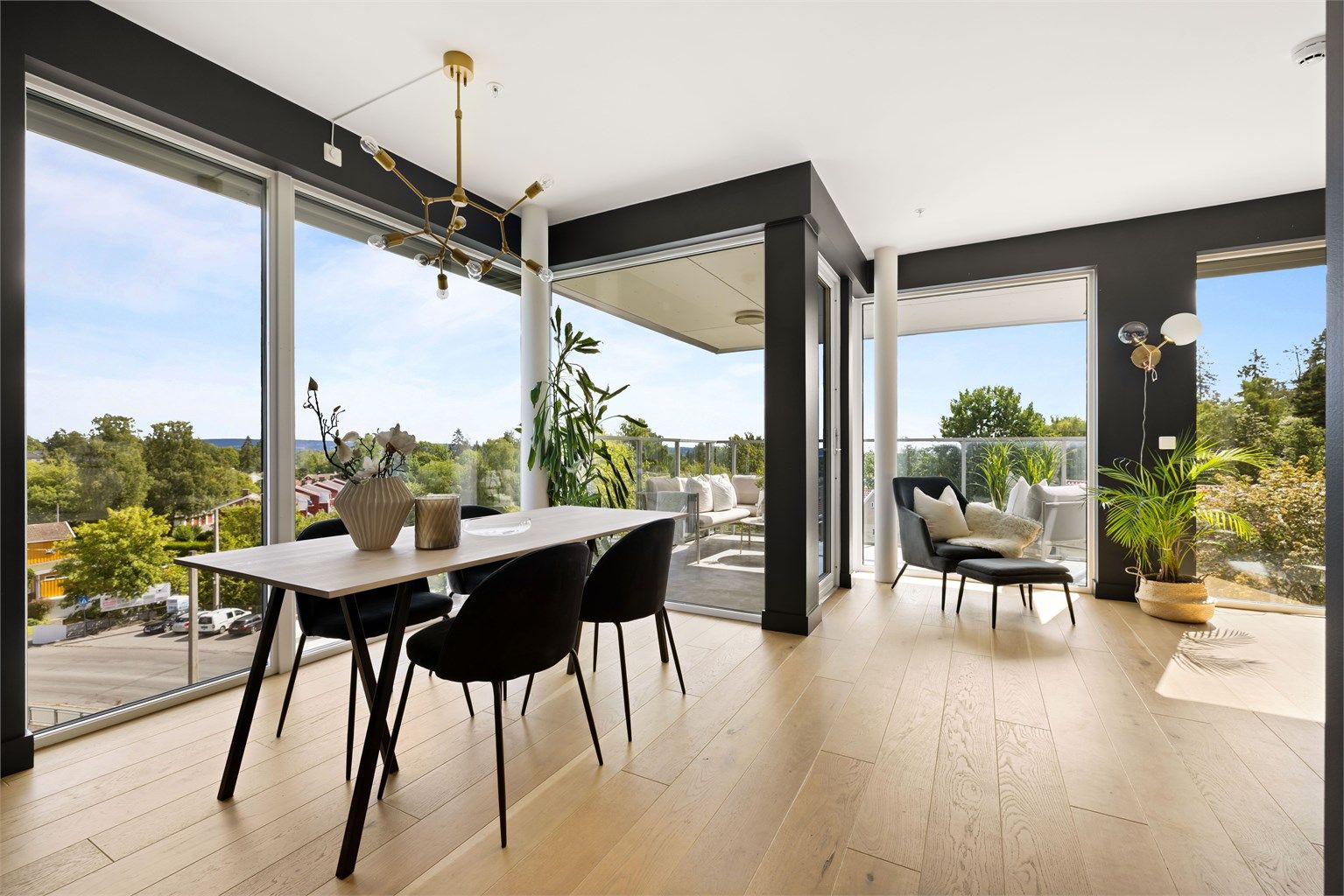 Det er naturlig plass til spisebord mellom stuen og kjøkkenet.