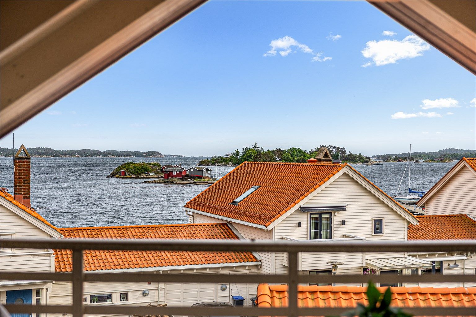 Thorsholmen er et av Sandefjords mest ettertraktede og eksklusive boligområder, kjent for sin unike beliggenhet helt ved Sandefjordsfjorden.