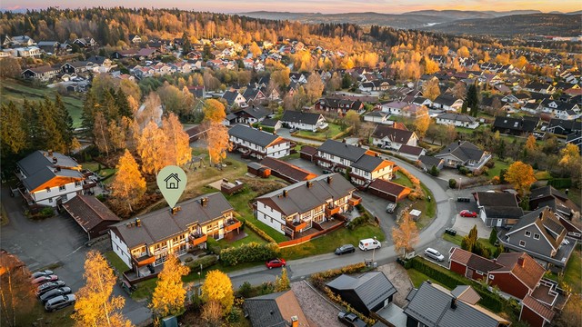 Marka ligger i umiddelbar nærhet og har flotte turmuligheter både om vinteren (lysløype ca. 50 meter unna) og sommeren.