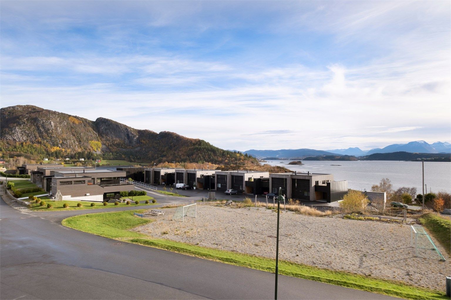 Det er gode sol og utsiktsforhold mot fjord og fjell