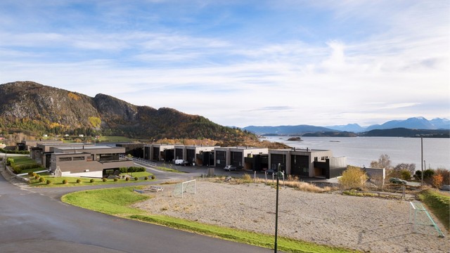 Det er gode sol og utsiktsforhold mot fjord og fjell