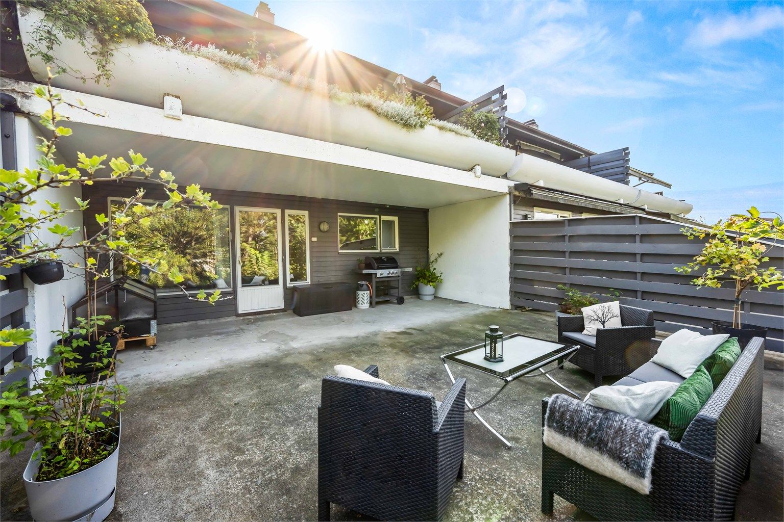 Eiendomsmegler Marius Stormfelt har gleden av å presentere Heggelia 1 - En romslig 2-roms leilighet beliggende i et sentralt, naturskjønt boligområde på Kolsås.