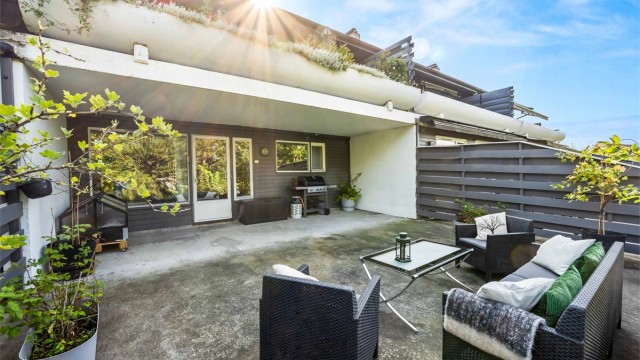 Eiendomsmegler Marius Stormfelt har gleden av å presentere Heggelia 1 - En romslig 2-roms leilighet beliggende i et sentralt, naturskjønt boligområde på Kolsås.