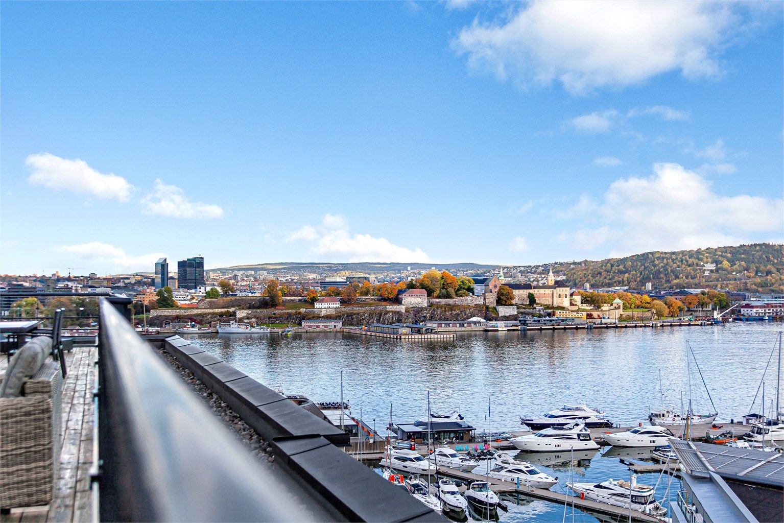 Flott utsikt fra felles takterrasse