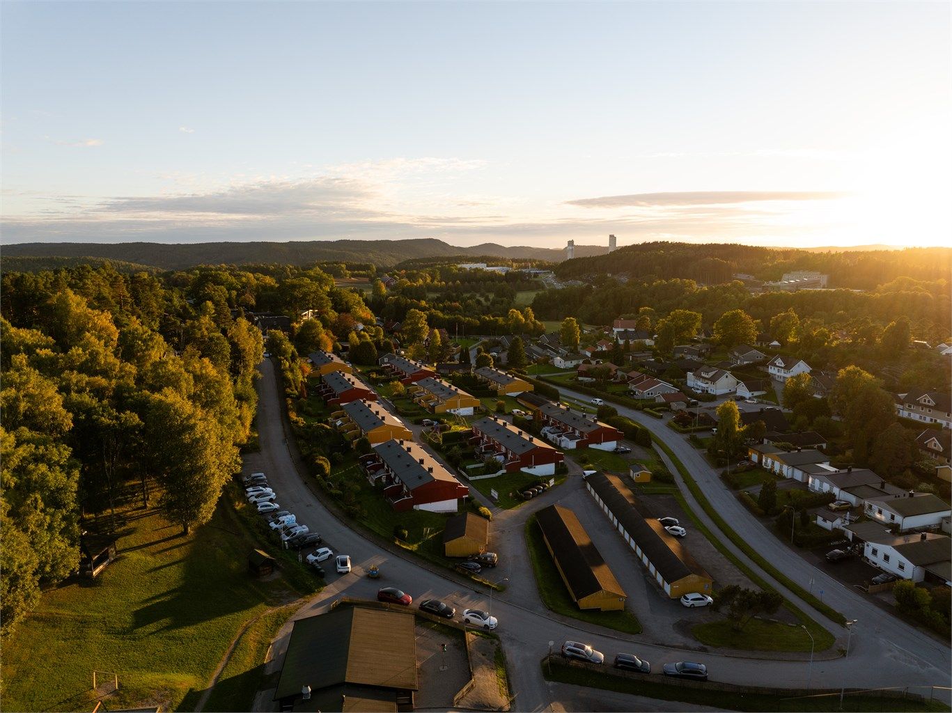 Med bil er du fremme i sentrum på få minutter. Flere dagligvareforretninger er lett tilgjengelig i nærområdet.