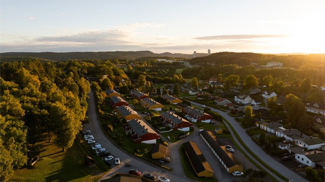 Med bil er du fremme i sentrum på få minutter. Flere dagligvareforretninger er lett tilgjengelig i nærområdet.