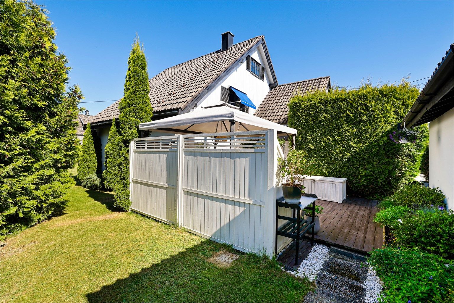 Innerst i hagen mellom garasjen og boligen finner du en skjermet og intim uteplass.