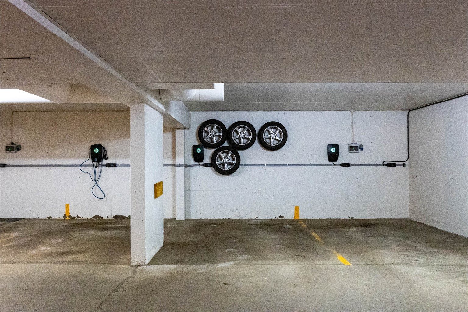 Leiligheten disponerer egen garasjeplass med installert elbillader.