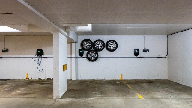 Leiligheten disponerer egen garasjeplass med installert elbillader.