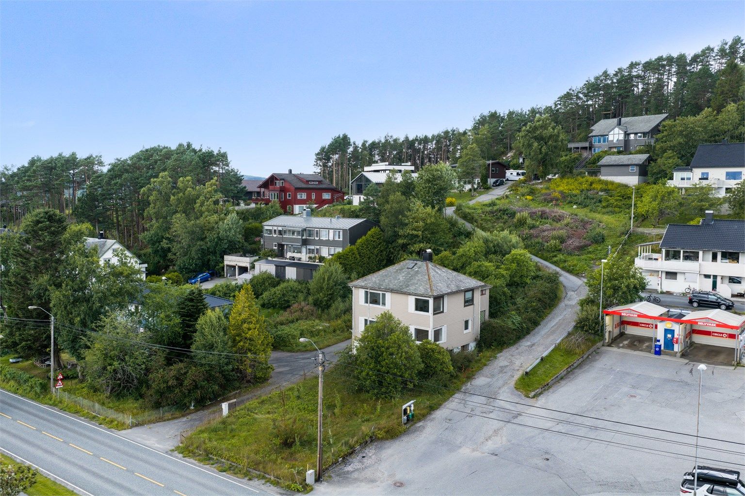 Fra eiendommen er det gangavstand til både dagligvarebutikk, skole, barnehage og offentlig transport.