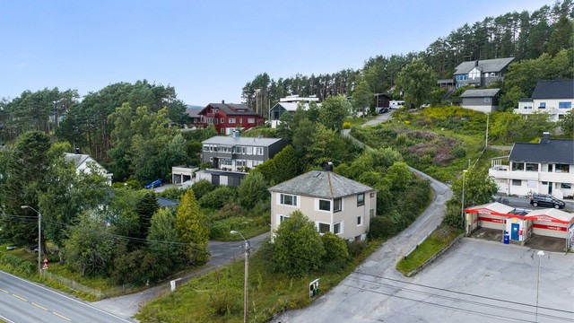 Fra eiendommen er det gangavstand til både dagligvarebutikk, skole, barnehage og offentlig transport.