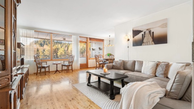 Saip Harmankaya har gleden av å presentere Øvre Flatåsveg 37A! En flott 4-roms andelsleilighet beliggende i et attraktivt område på Flatåsen!