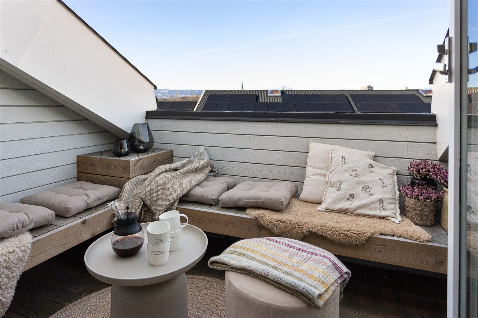 Takterrassen på ca. 5 m² er et herlig uterom, med plassbygde sittebenker og nytt terrassegulv