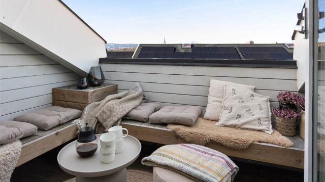 Takterrassen på ca. 5 m² er et herlig uterom, med plassbygde sittebenker og nytt terrassegulv