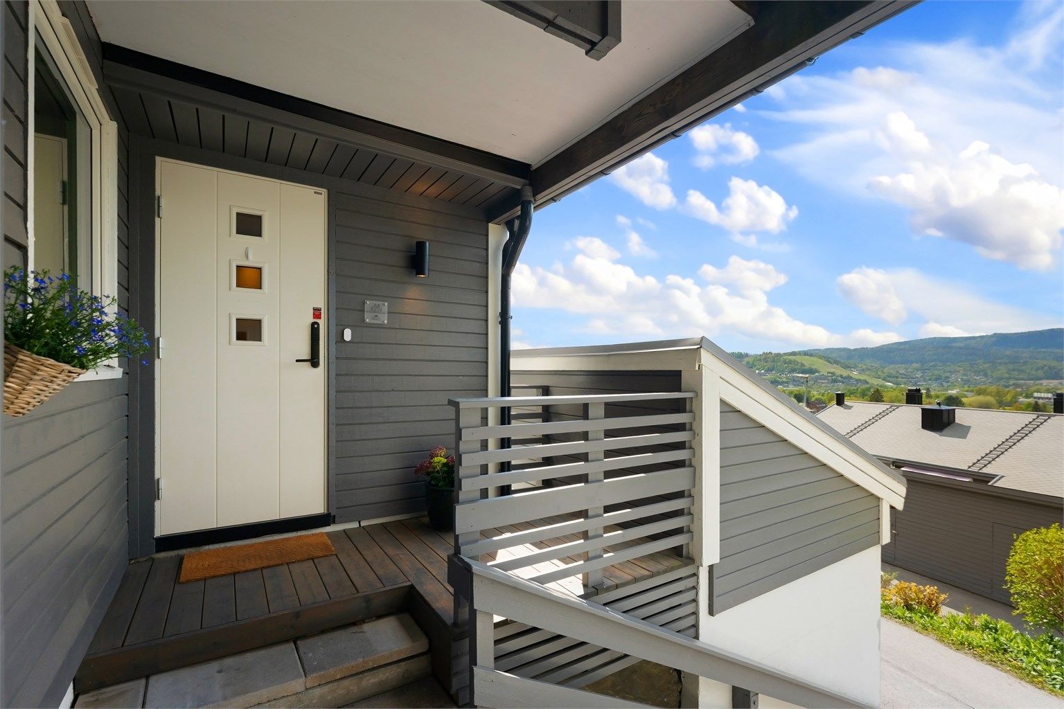 Overbygget inngangsparti med en liten terrasse på 3 m².
