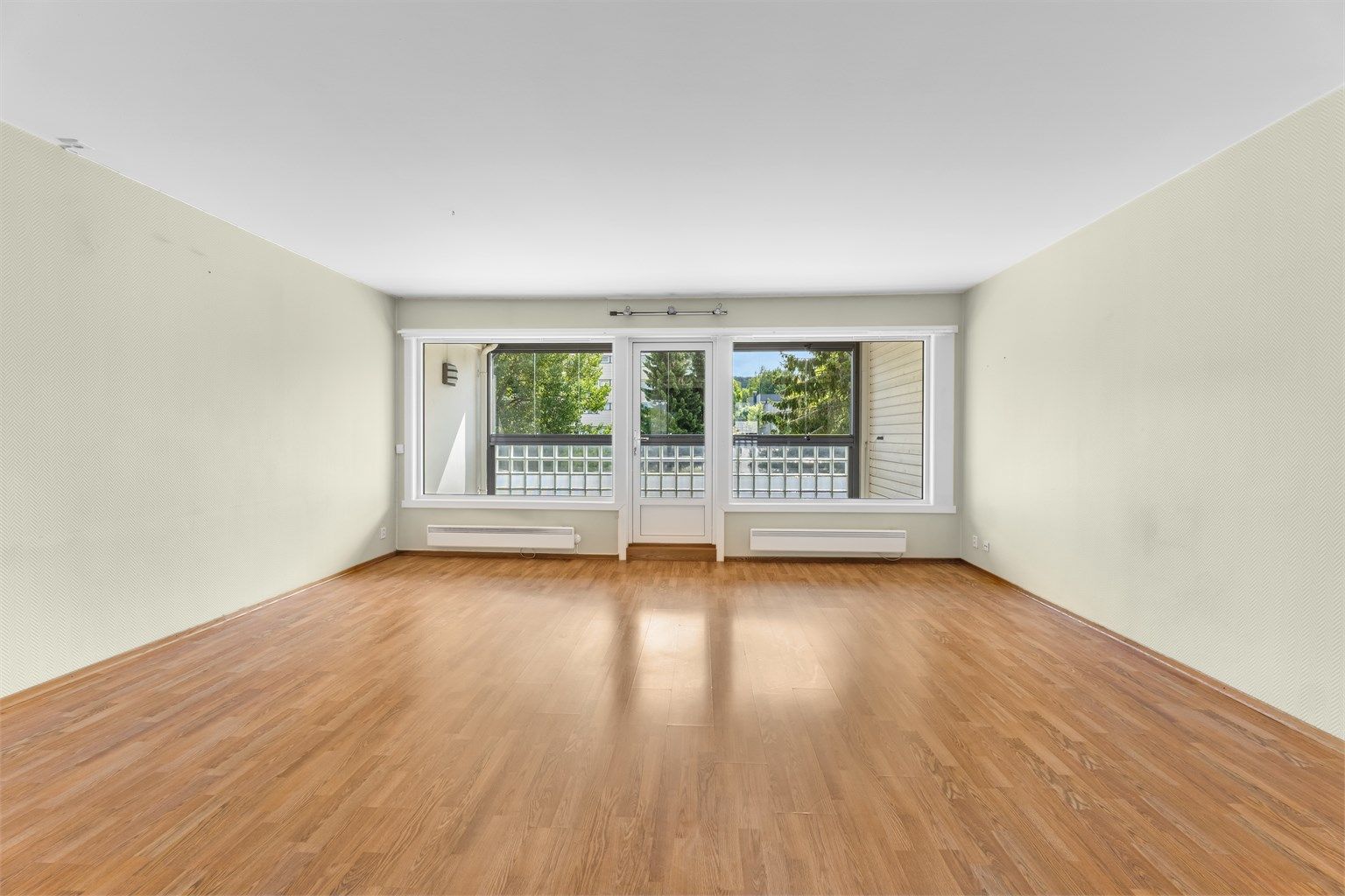  Dette er en stor 4-roms leilighet som ligger i byggets 3. etasje.