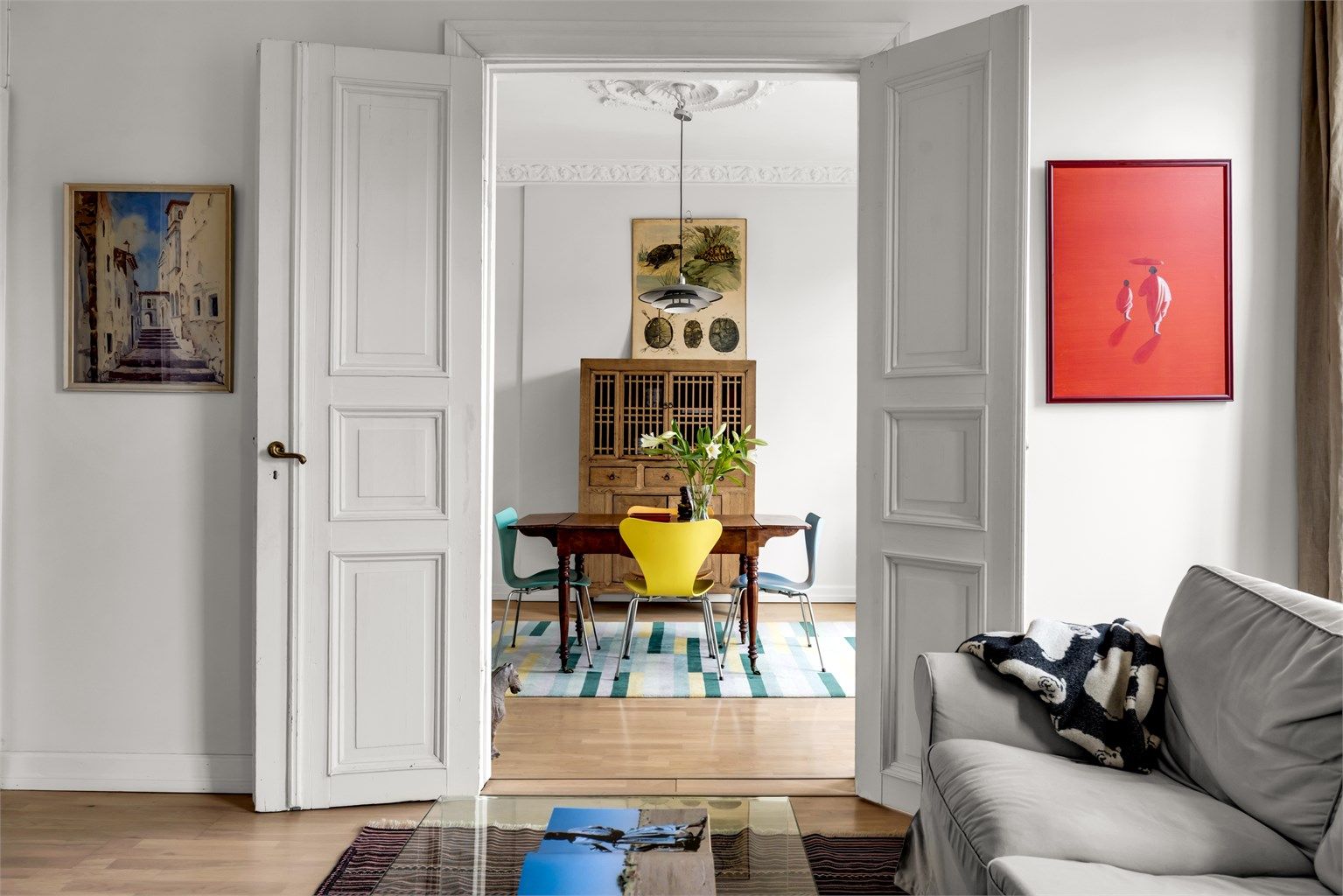 En lys & klassisk 3-roms i sjarmerende bygård på Adamstuen. Foto: Bjørnar Solberg. 