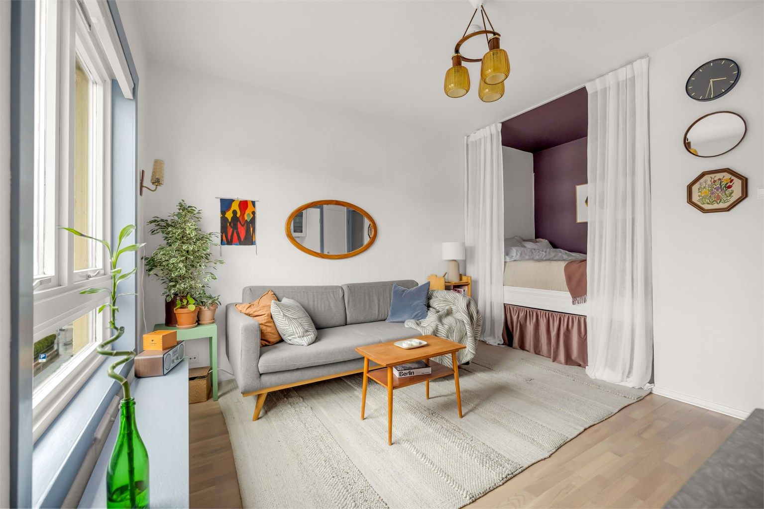 De  store vinduene som slipper inn masse lys er noe av det fineste med leiligheten sier selger. Siden den ligger så høyt  får den masse fin sol inn på gode dager.