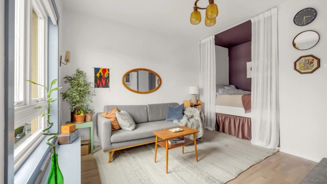 De store vinduene som slipper inn masse lys er noe av det fineste med leiligheten sier selger. Siden den ligger så høyt får den masse fin sol inn på gode dager.