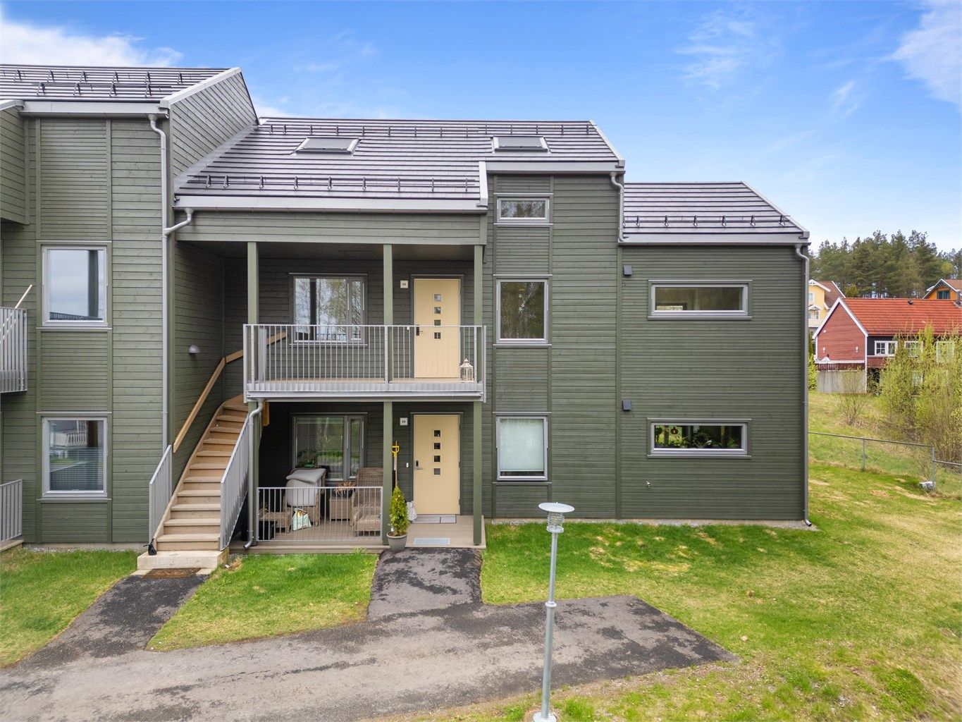 Leiligheten ligger i 2. etasje og går over to plan med god beliggenhet mot fredfulle omgivelser. 