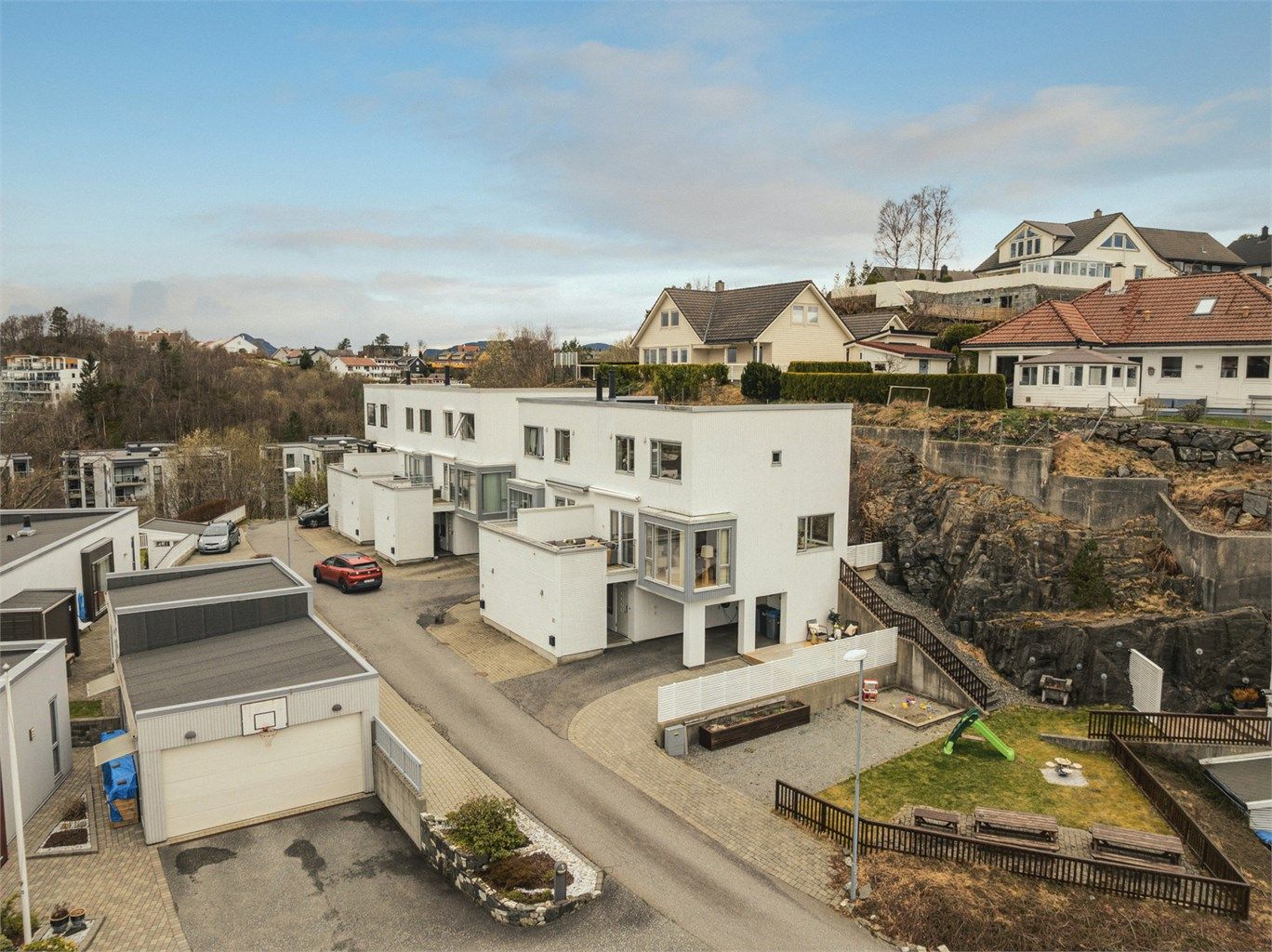 En moderne og innbydende funkisbolig over 3 plan med flere solrike fine uteplasser