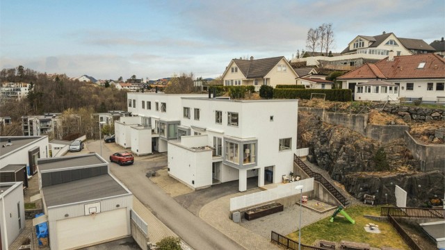 En moderne og innbydende funkisbolig over 3 plan med flere solrike fine uteplasser