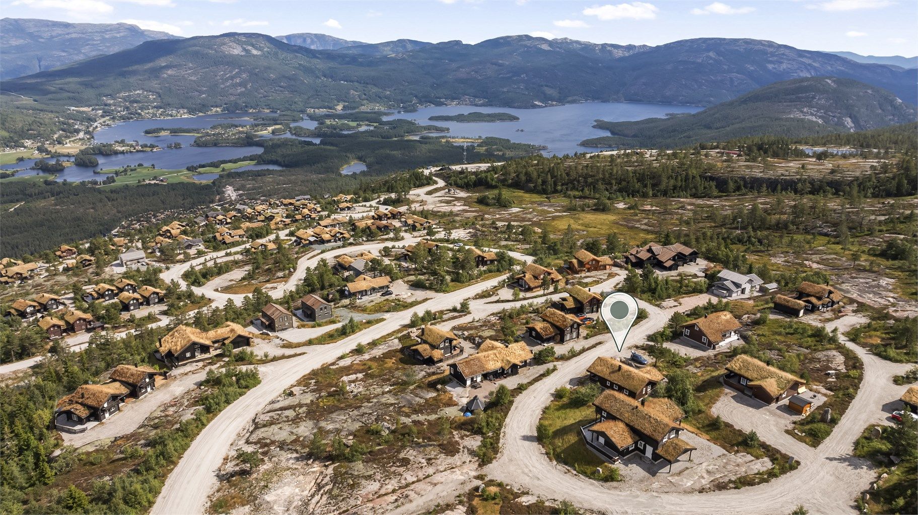 Oversiktsbilde som viser eiendommens plassering i terrenget.