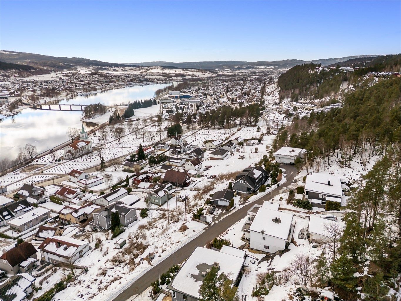 Litt over 2 km til dagligvarebutikk (Coop Extra) og Nybruveien (Kiwi) samt Price Lagerbutikk