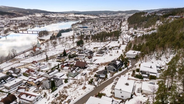 Litt over 2 km til dagligvarebutikk (Coop Extra) og Nybruveien (Kiwi) samt Price Lagerbutikk