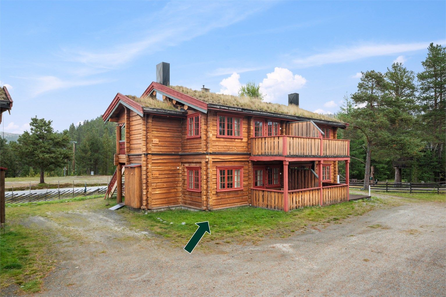 Området rett utenfor leiligheten byr blant annet på turløyper både til fots og sykkel, alpint, langrenn, skistadion, sandstrand, basseng, hesteridning, nissetorg, lekeplasser, restaurant og flere andre tilbud