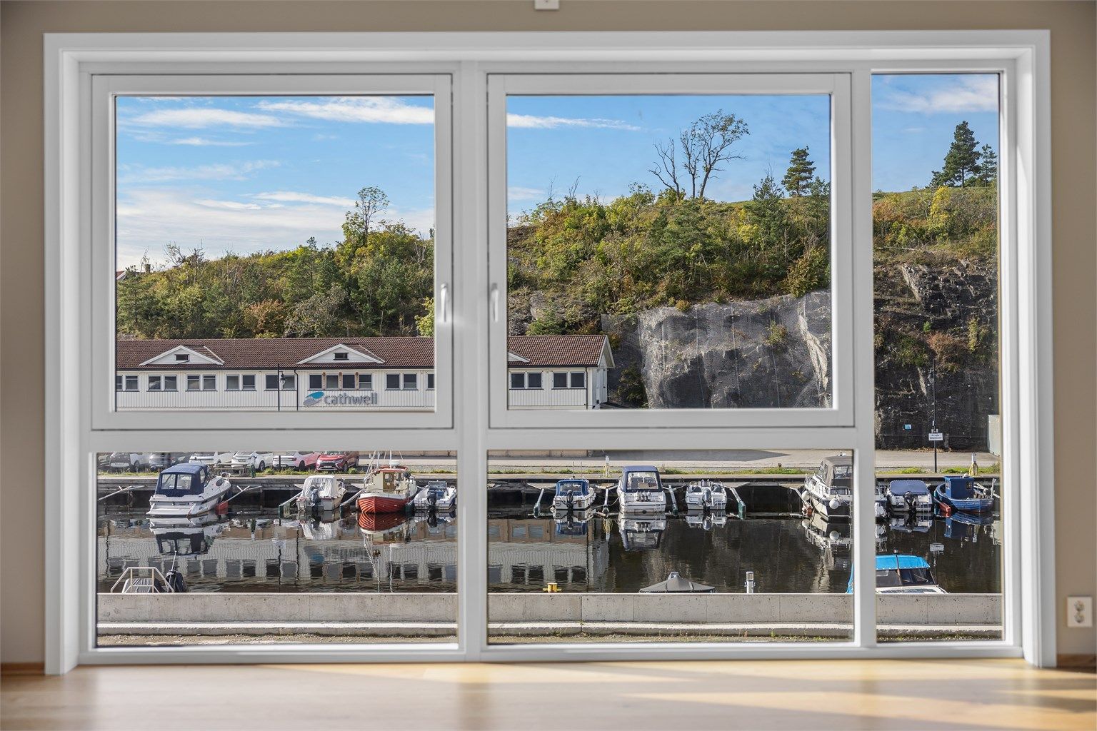 Utsikt fra stuevinduet. (Utsikten vil endres når siste byggetrinn blir ferdig. Det er planlagt 4 bygg i siste byggetrinn. Disse kommer mot Kongshavn og skal plasseres slik at beboerne i bl.a. Galicia, dette bygget, skal beholde sjøgløtt mot Kongshavn.)