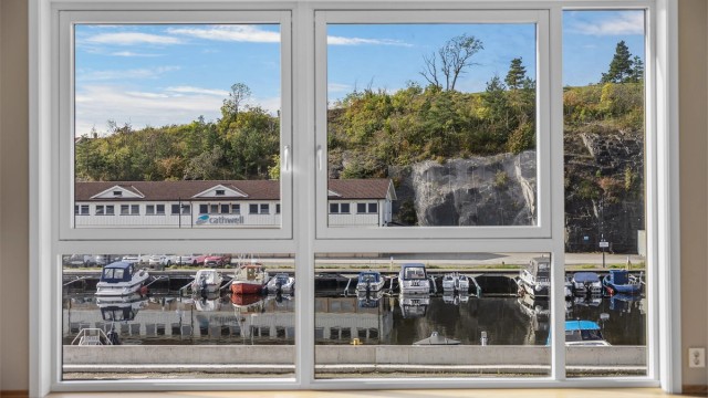 Utsikt fra stuevinduet. (Utsikten vil endres når siste byggetrinn blir ferdig. Det er planlagt 4 bygg i siste byggetrinn. Disse kommer mot Kongshavn og skal plasseres slik at beboerne i bl.a. Galicia, dette bygget, skal beholde sjøgløtt mot Kongshavn.)