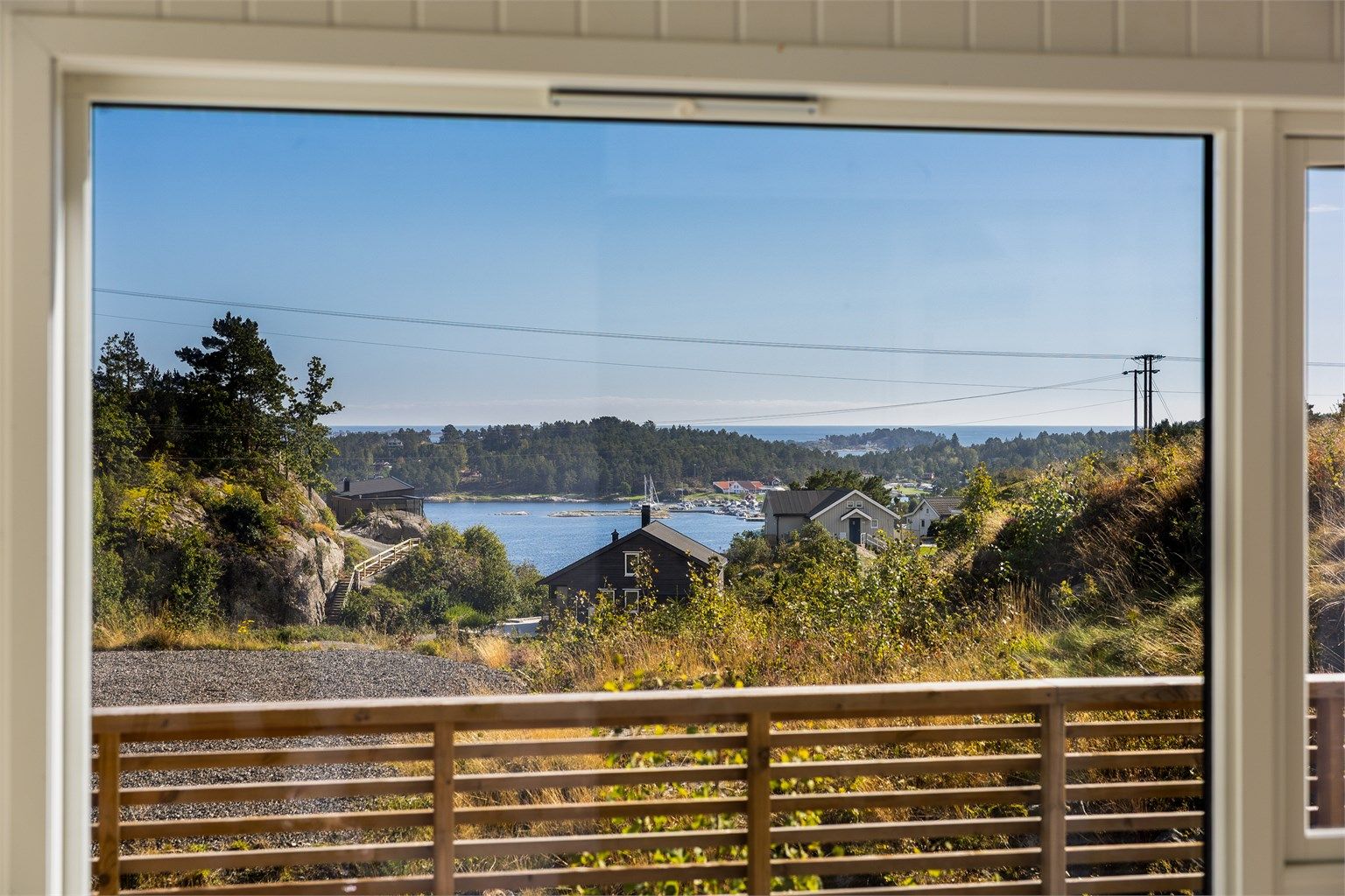 De store vindusflatene gir lys og utsikt.