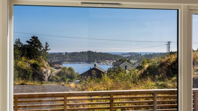 De store vindusflatene gir lys og utsikt.