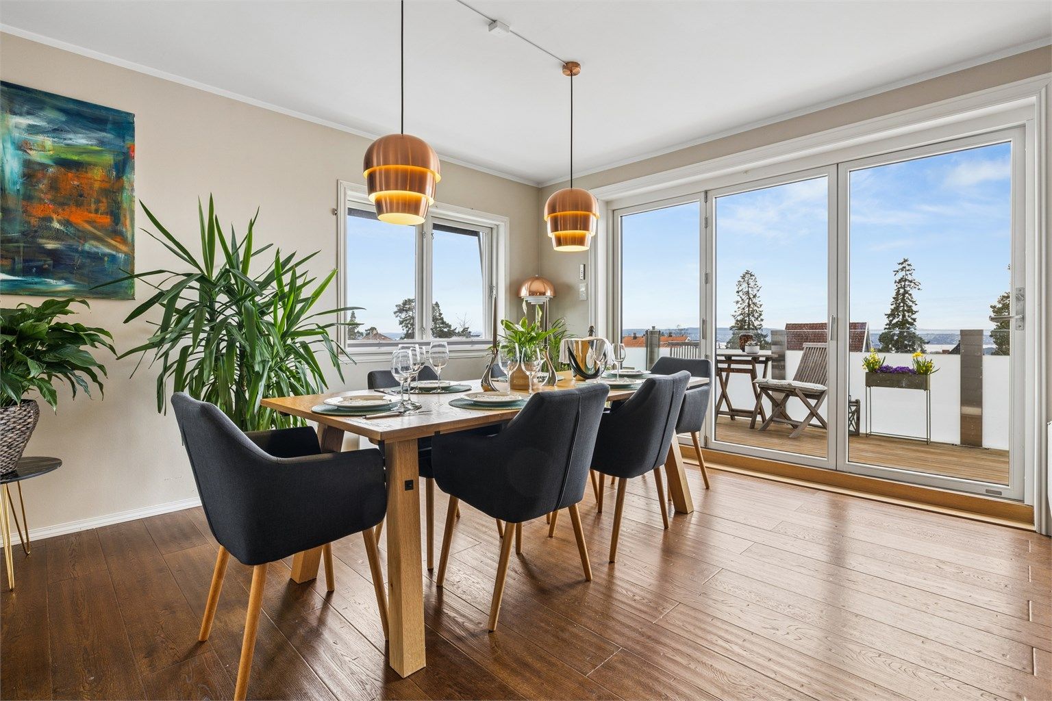 Spisestuen har plass til langbord for større selskaper.