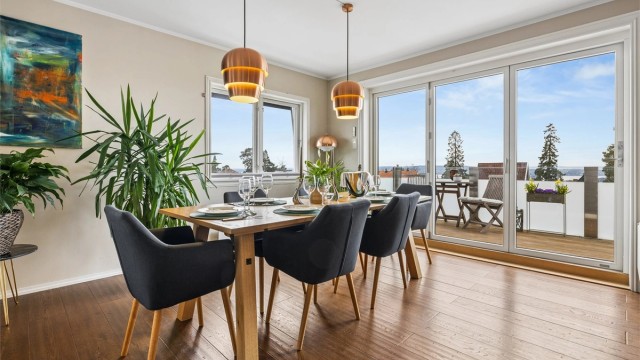 Spisestuen har plass til langbord for større selskaper.