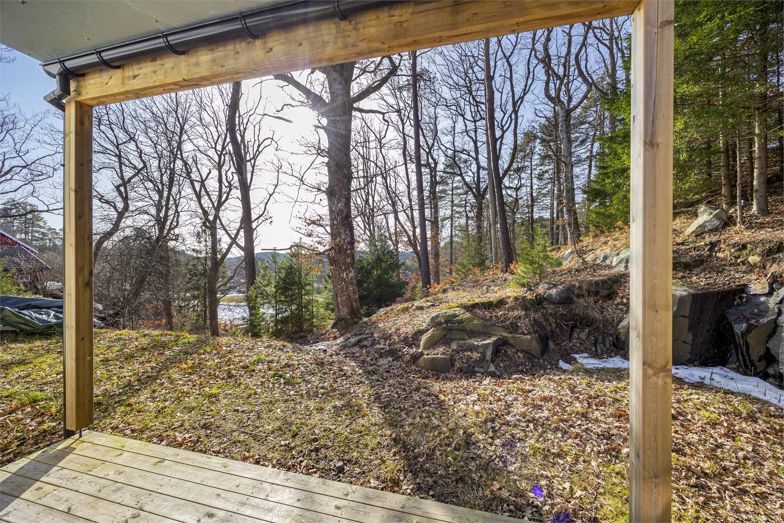 Terrasse med tak og plater fra 2. etasjens balkong.