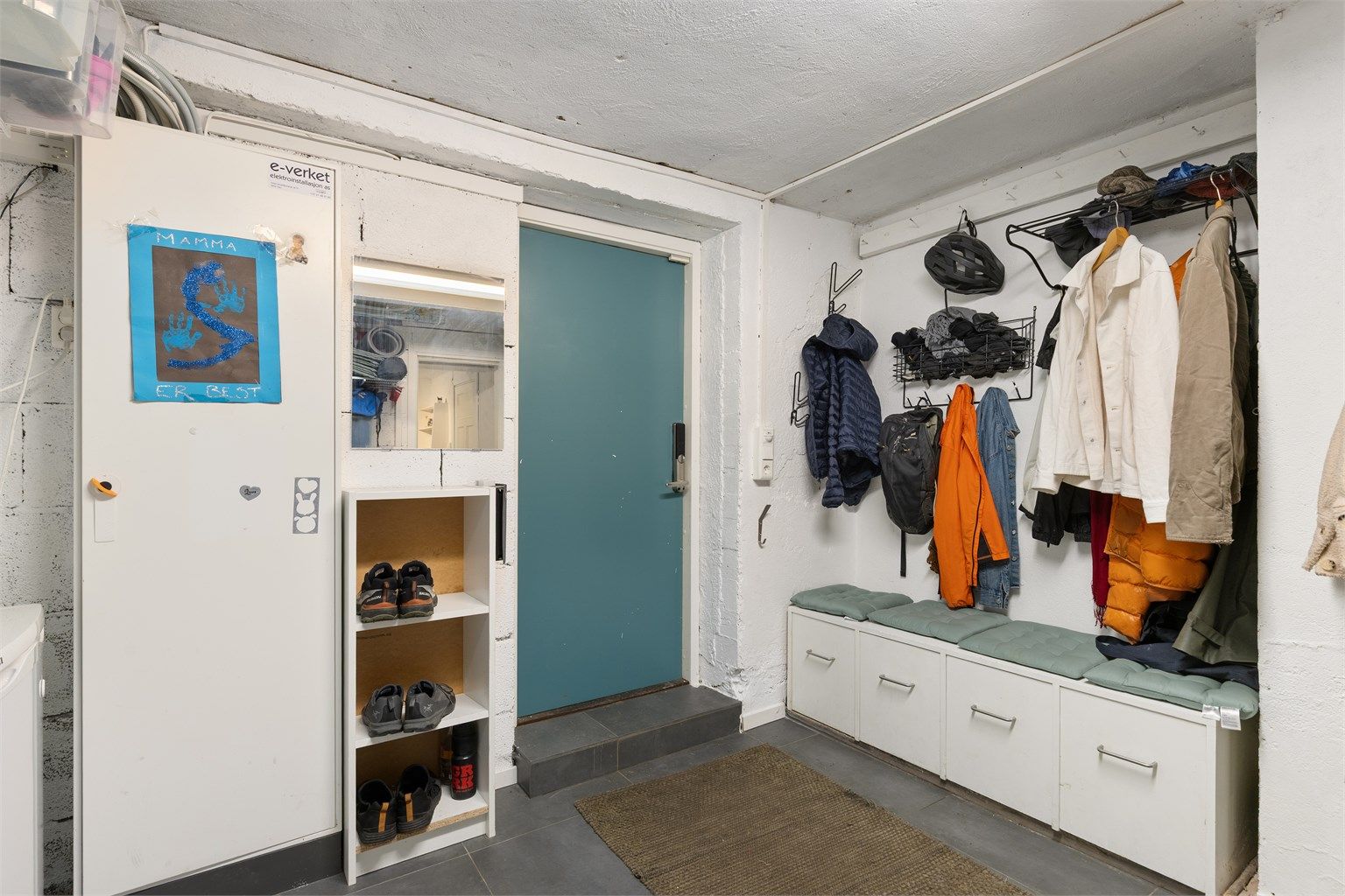 Det er også utvendig adkomst til kjelleren 