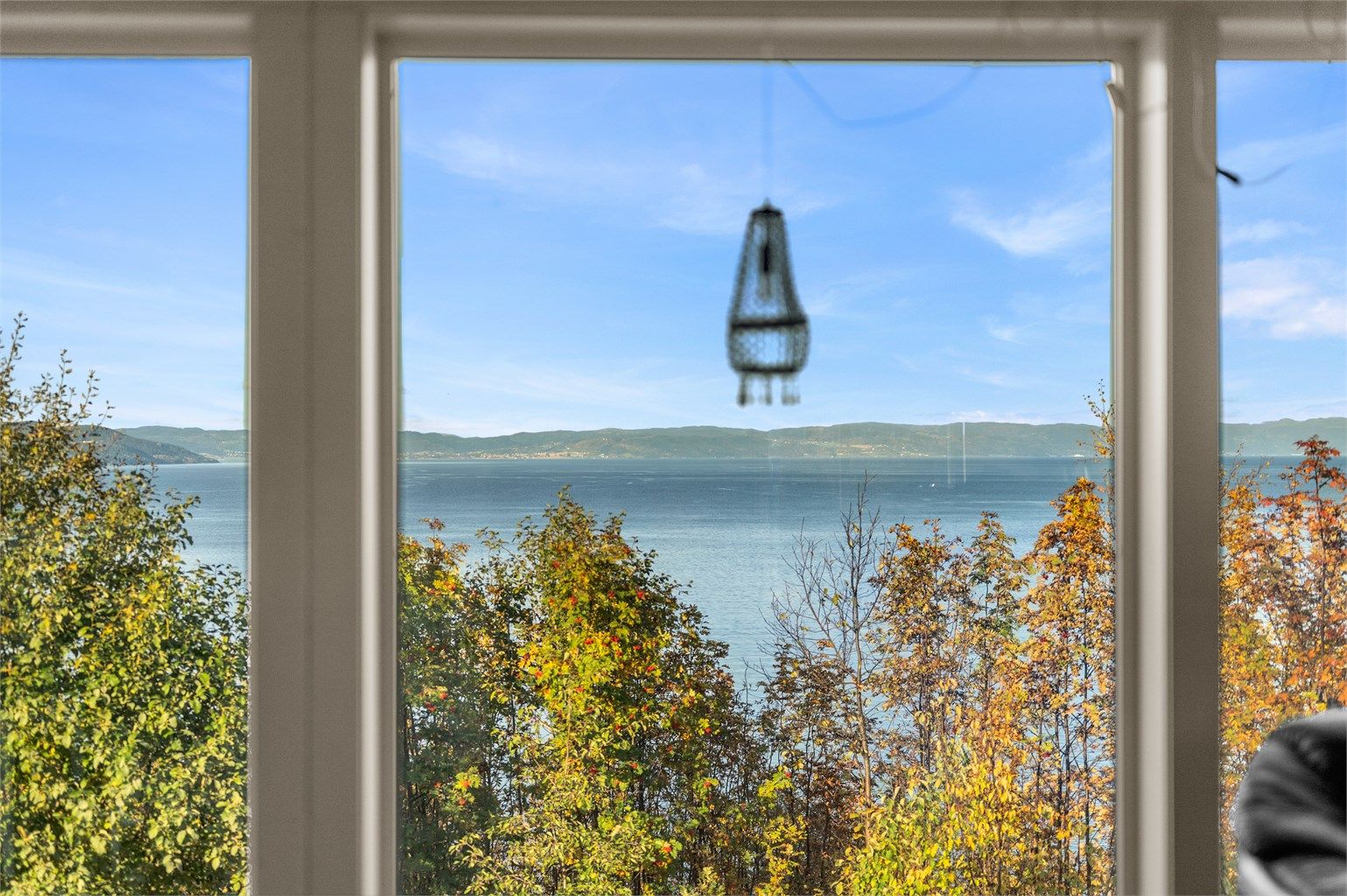 Utsikten mot Orkdalsfjorden endrer seg med årstidene og lyset gjennom dagen.