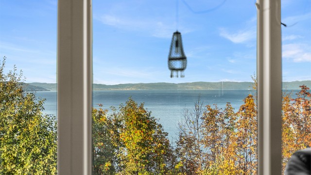 Utsikten mot Orkdalsfjorden endrer seg med årstidene og lyset gjennom dagen.